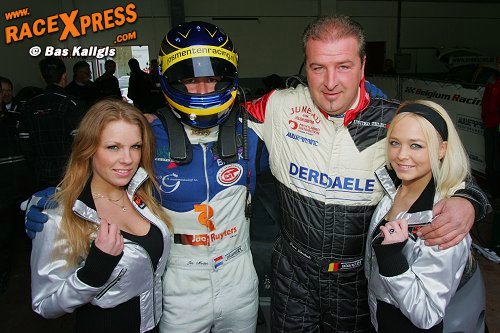 Menten en Derdaele in goed gezelschap van RaceXpress babes